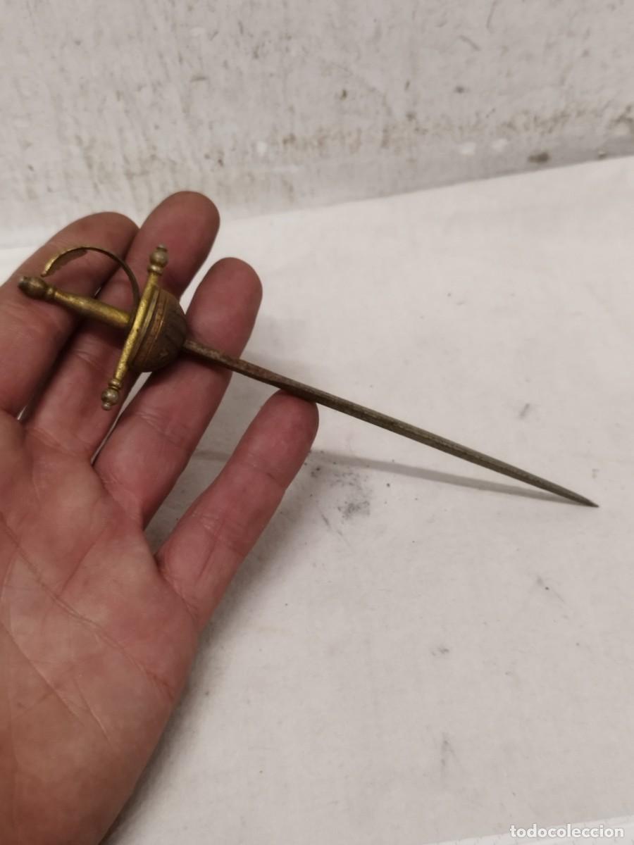 Militaria: Antigua peque&ntilde;a espada de toledo, damasquinada. Damasquinado.