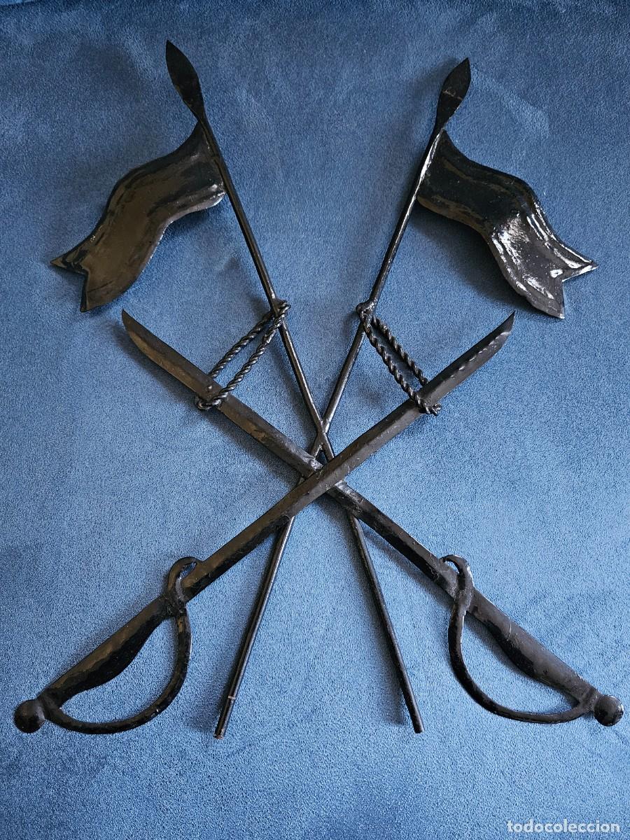 Militaria: Antiguo Escudo De Armas Met&aacute;lico Para Pared Del Regimiento Militar De Caballer&iacute;a.