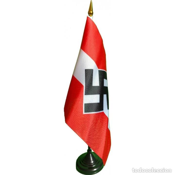 Militaria: R&eacute;plica Bandera de Mesa Hitlerjugend con Pedestal