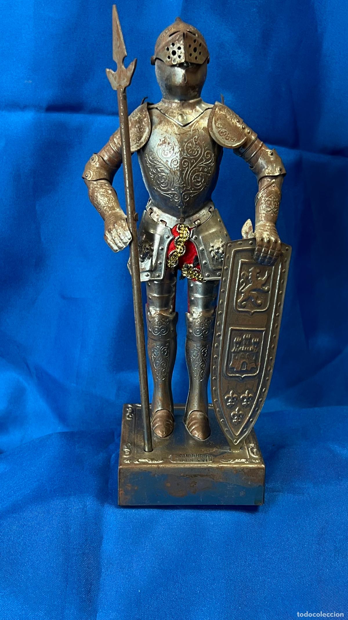 Militaria: Antigua Figura de Soldado con Armadura del Siglo XVI en Metal Patinado. Mitera Vintage