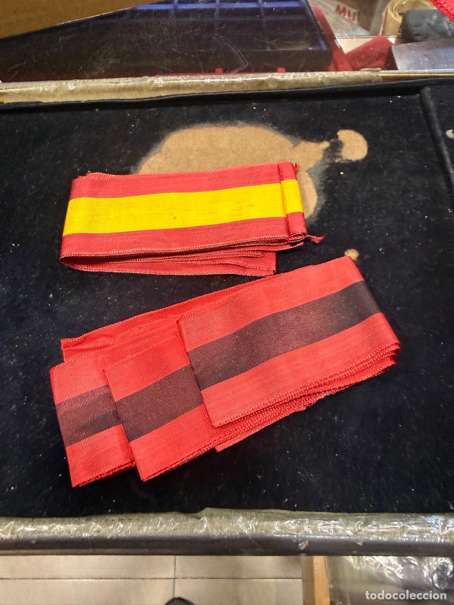 Militaria: Lote de 2 cintas, una con la bandera de Espa&ntilde;a otra falange