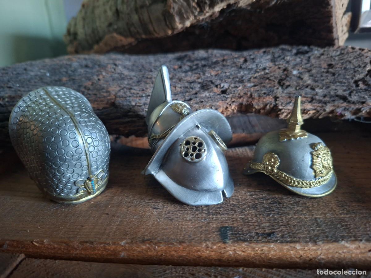 Militaria: Tres miniaturas de cascos hist&oacute;ricos met&aacute;licos - decoraci&oacute;n vintage y coleccionismo