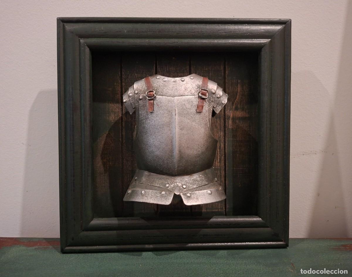 Militaria: Cuadro decorativo con r&eacute;plica de armadura medieval en relieve (efecto 3D).