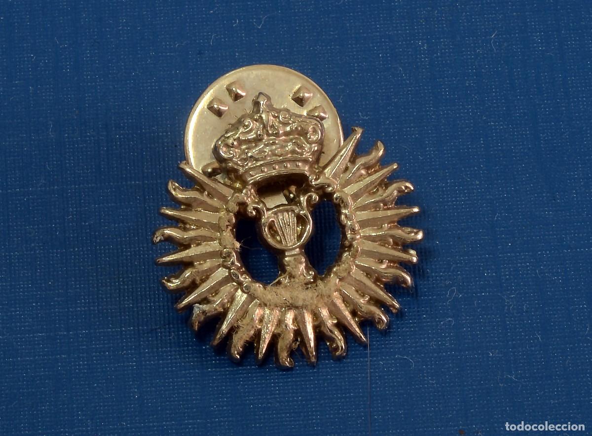 Militaria: Pin Ccon emblema militar o policial (?) antiguo con tono plateado, a determinar
