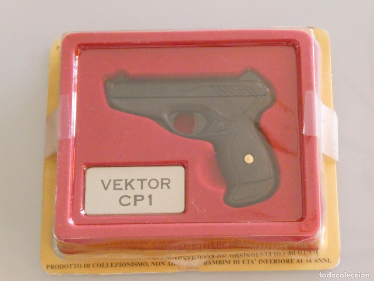 Militaria: ARMAS DE COLECCI&Oacute;N. MODELO COLECCIONABLE ESCALA 1:2,5. PISTOLA VEKTOR CP1. 70GR