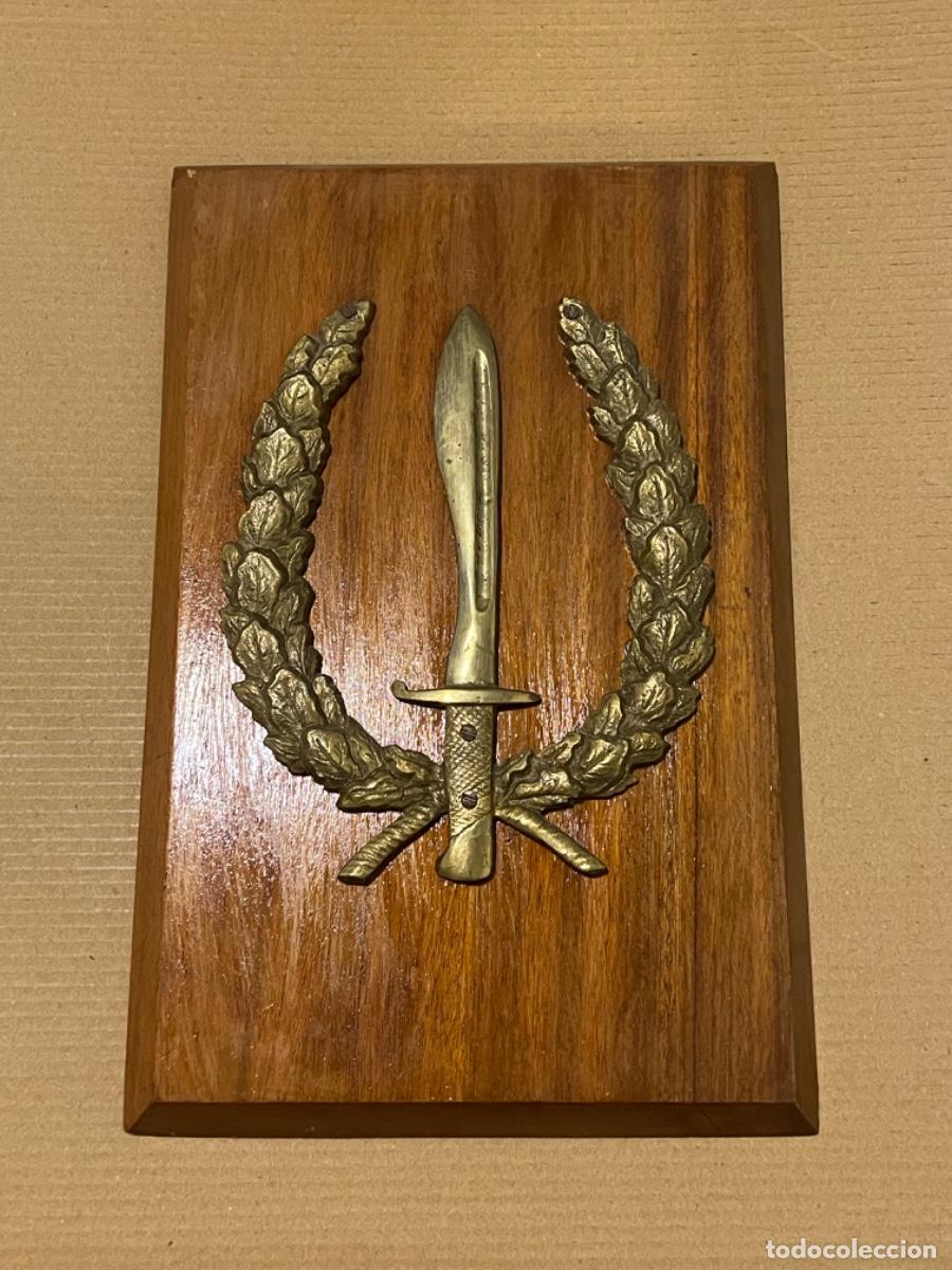Militaria: METOPA Madera con escudo de metal MILITAR GEOS