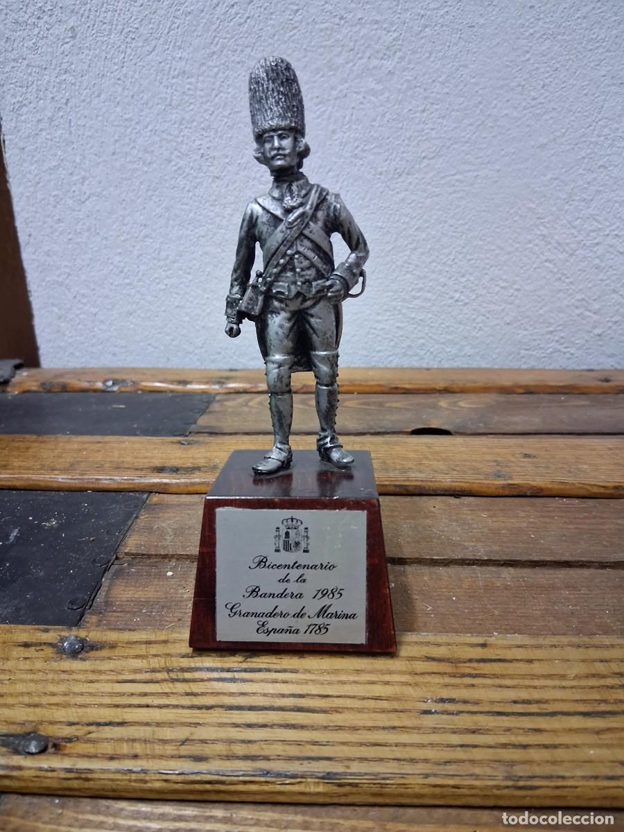 Militaria: Figura soldado plomo con chapa Bicentenario de la bandera 1985 granadero Marina Espa&ntilde;a 1785 ej&eacute;rcito
