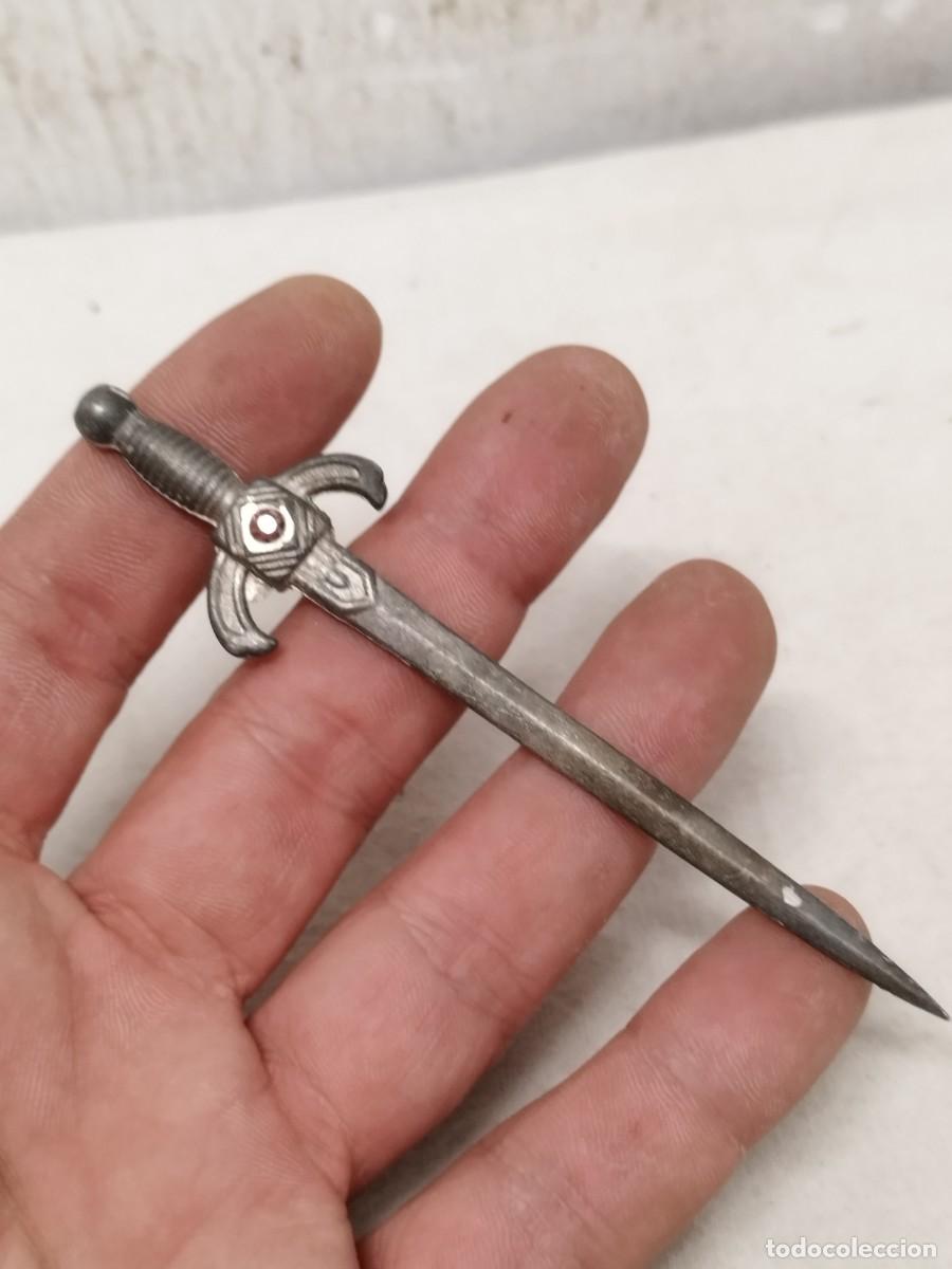 Militaria: Antigua peque&ntilde;a espada en miniatura.