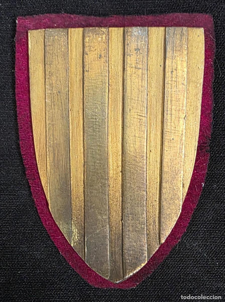 Militaria: Placa Vintage Met&aacute;lica en Forma de Escudo con Base de Fieltro Granate &ndash; Decoraci&oacute;n Militar