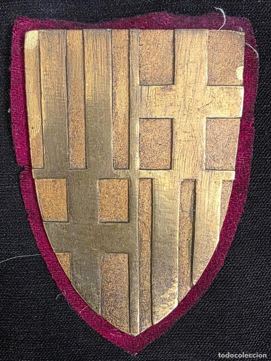 Militaria: Placa Vintage Met&aacute;lica en Forma de Escudo con Base de Fieltro Granate &ndash; Decoraci&oacute;n Militar