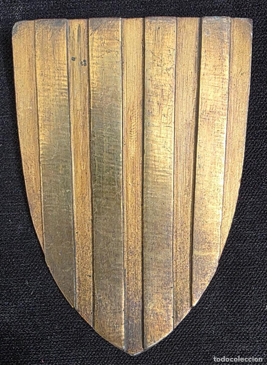 Militaria: Placa Vintage Met&aacute;lica en Forma de Escudo con Base de Fieltro Granate &ndash; Decoraci&oacute;n Militar