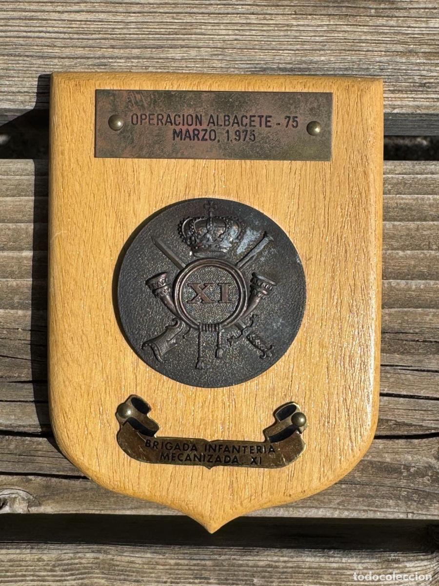 Militaria: Metopa militar bronce madera brigada infanter&iacute;a mecanizada n XI operaci&oacute;n Albacete 1975 14x10cms