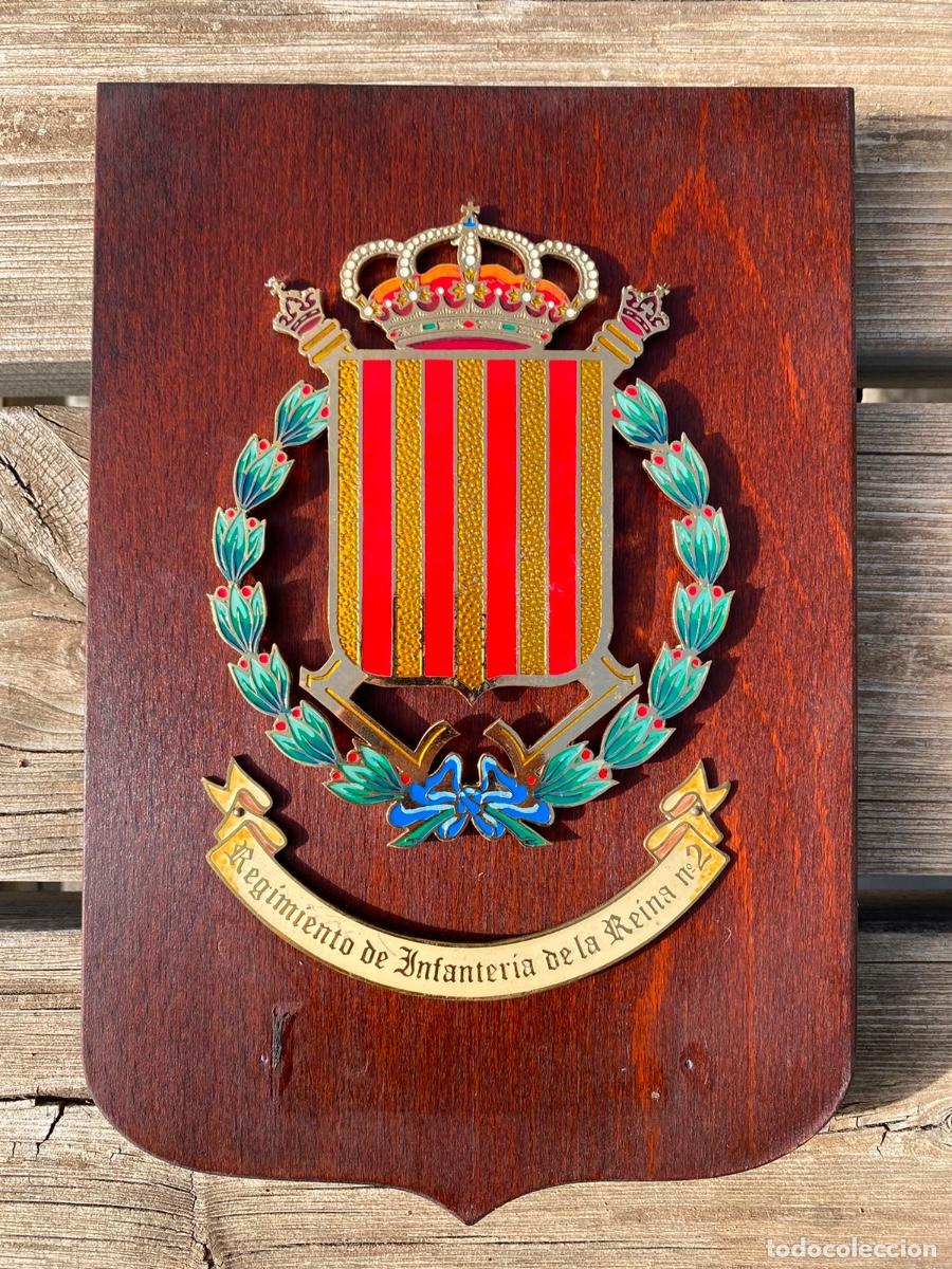 Militaria: Metopa militar bronce madera Regimiento de Infanter&iacute;a de la Reina N2 25x17cms