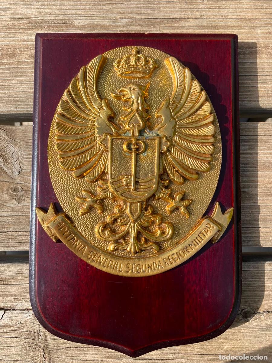 Militaria: Metopa militar bronce madera Capitan&iacute;a General Segunda Regi&oacute;n Militar 28x18 cm