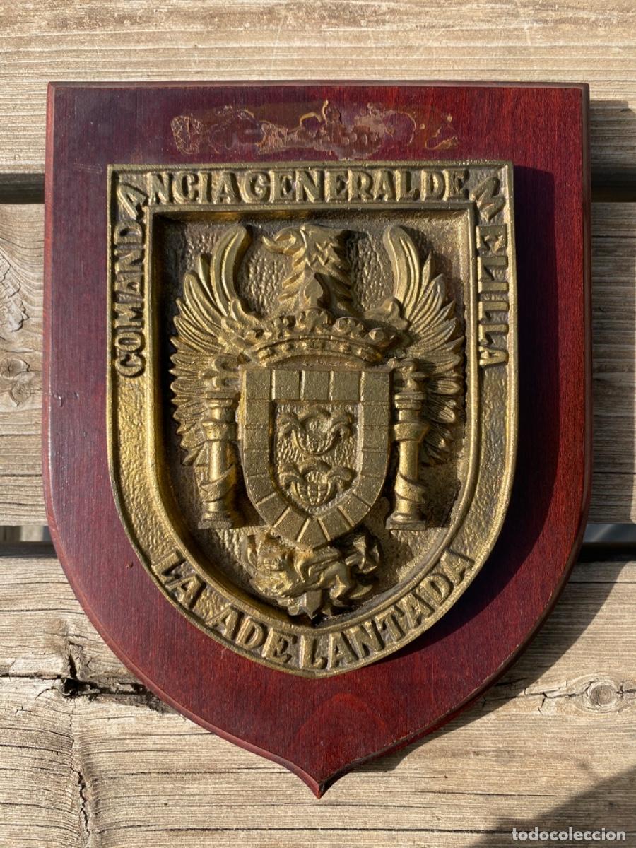 Militaria: Metopa militar bronce madera Comandancia General de Melilla La Adelantada 23x18 cm