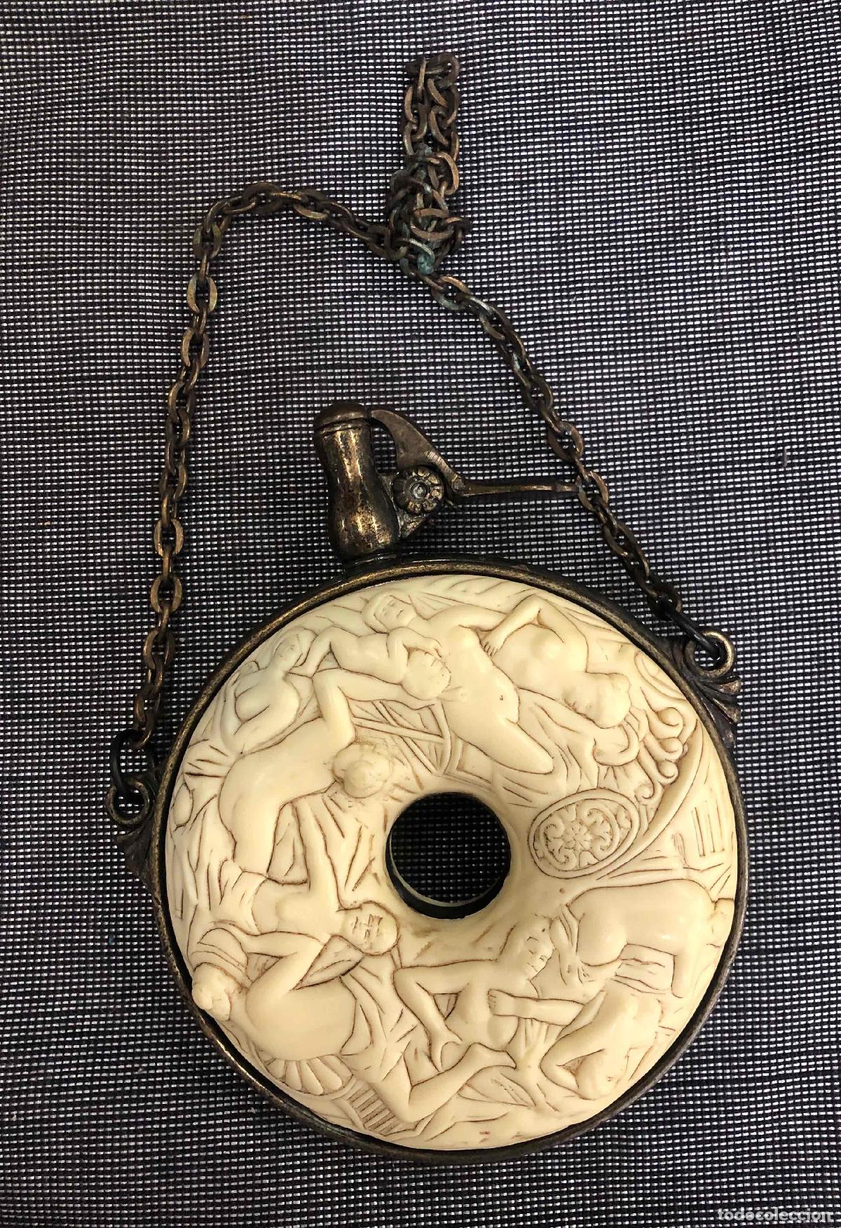 Militaria: POLVORERA O FRASCO DE POLVORA DE CAZA REALIZADO EN METAL CON ESCENAS EN RELIEVE C.1930
