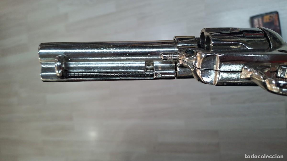 Militaria: R&eacute;plica del ic&oacute;nico rev&oacute;lver Colt Peacemaker calibre .45 de la marca Denix. Un modelo detallado que