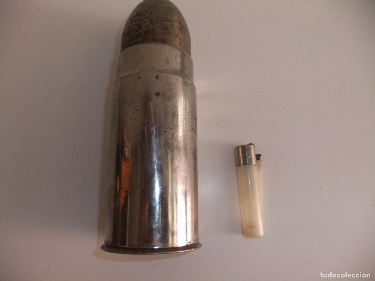 Militaria: cigarrera de mesa en forma de proyectil de artilleria