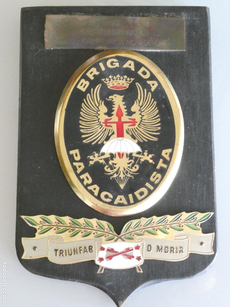 Militaria: ANTIGUA METOPA MILITAR. BRIGADA PARACAIDISTA. A CAPIT&Aacute;N DE AVIACI&Oacute;N. 22X14CM. 300GR