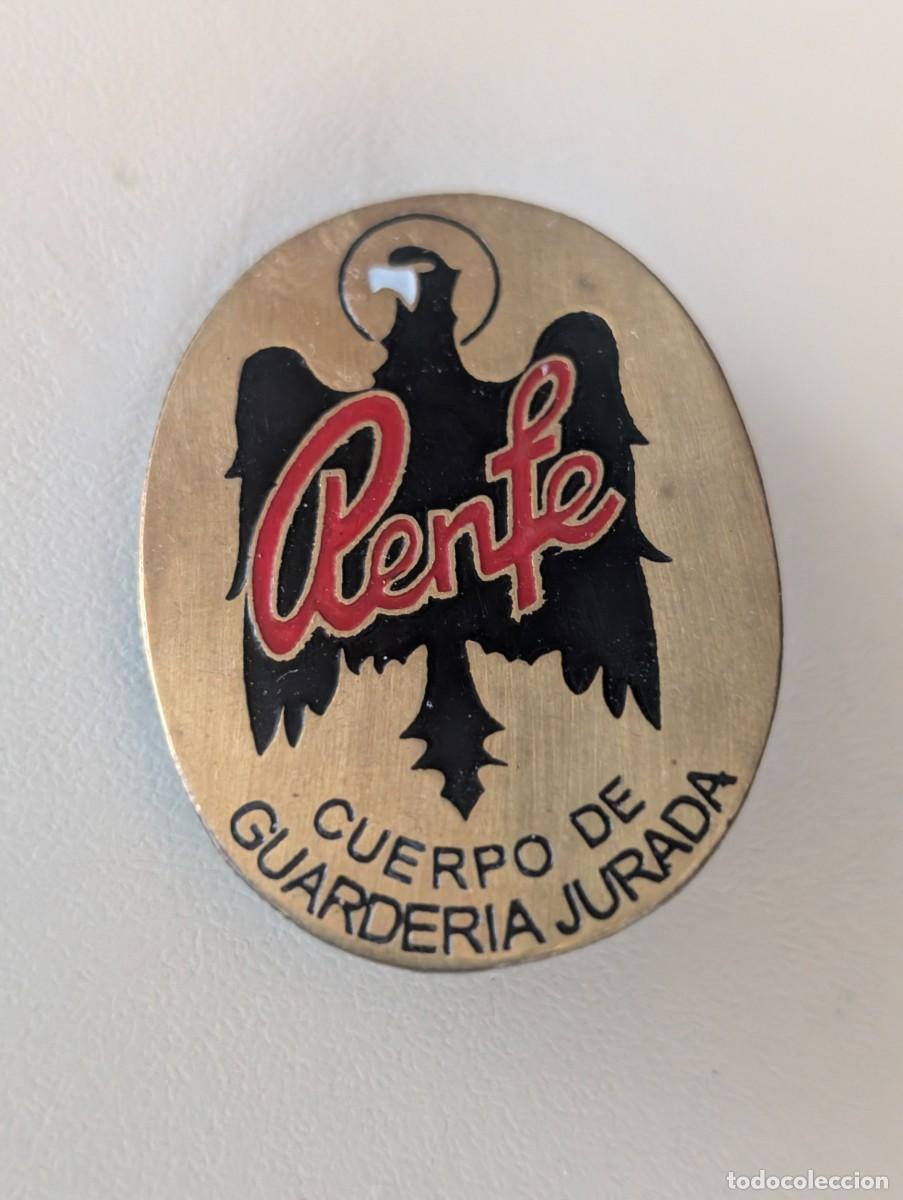 Militaria: EXCELENTE INSIGNIA DE LATON RENFE EPOCA FRANQUISTA - CUERPO DE G.JURADA