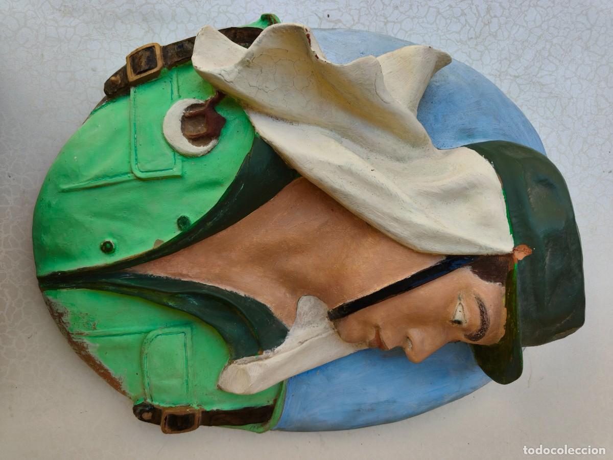 Militaria: Busto art&iacute;stico Legionario Con distintivo Sahara.