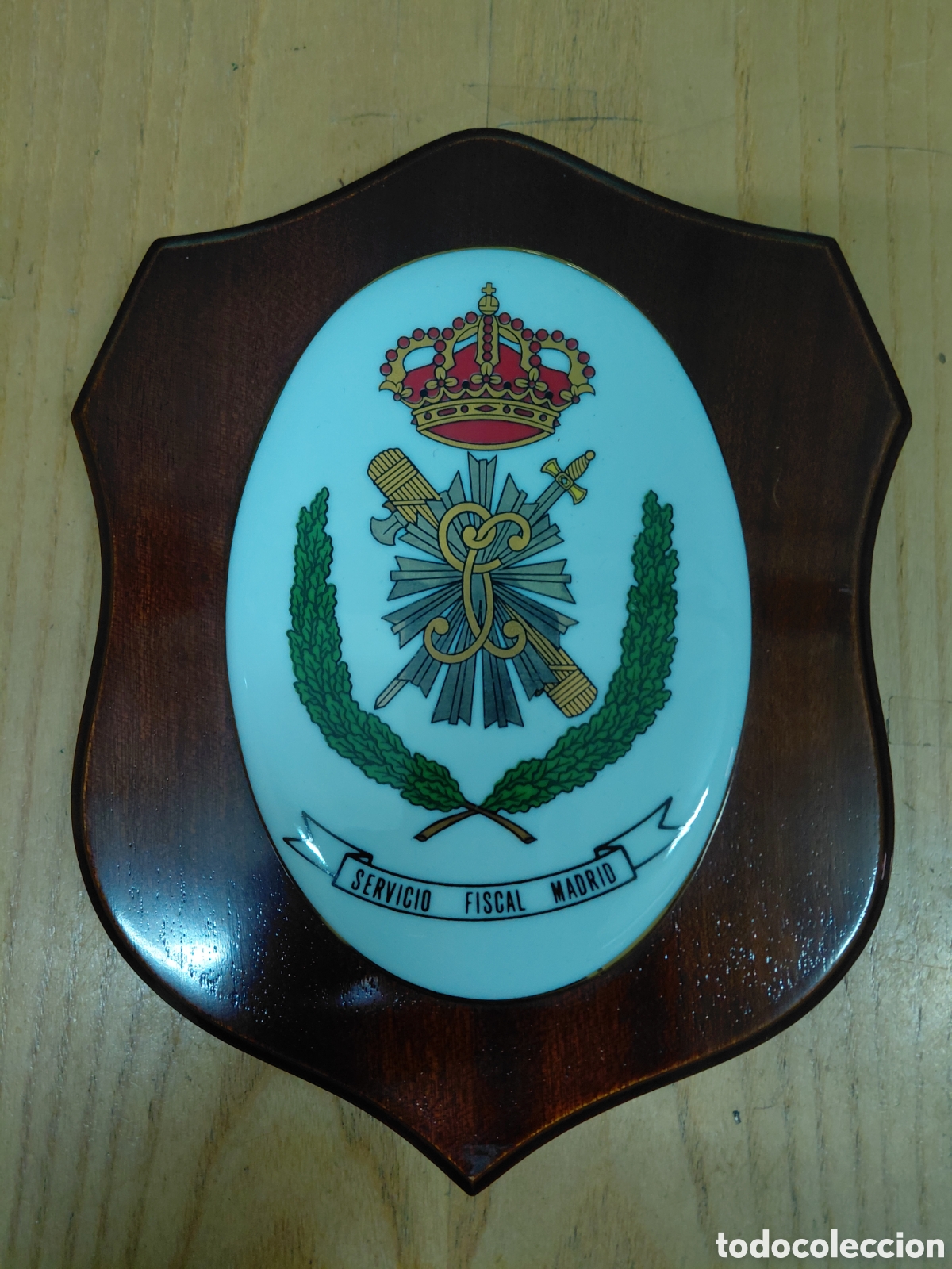 Militaria: Metopa guardia civil servicio fiscal de Madrid