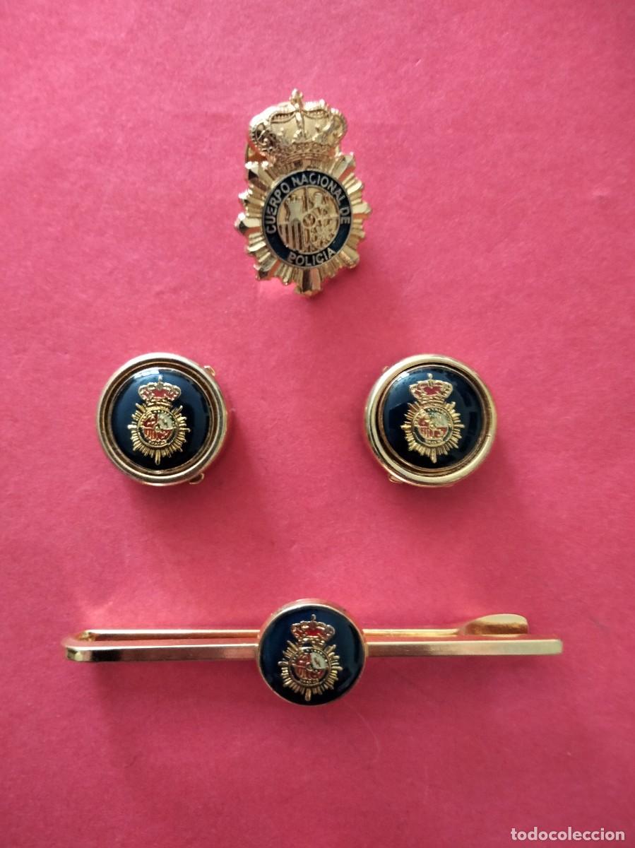 Militaria: Cuerpo Nacional de Polic&iacute;a, insignia, gemelos y pasador