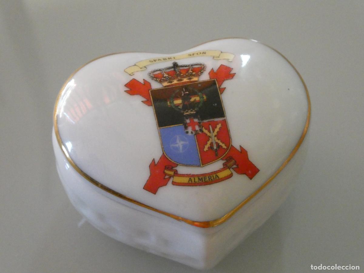 Militaria: CAJA CER&Aacute;MICA MILITAR JOYERO CORAZ&Oacute;N. SPABRI SFOR ALMERIA MISIONES BOSNIA HERZEGOVINA. 6,5CM 80GR
