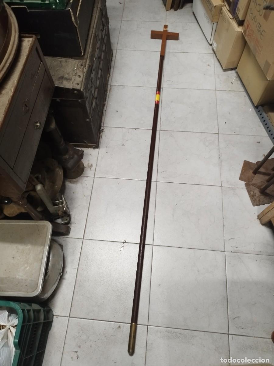 Militaria: Antiguo palo con cruz religiosa de madera con la bandera espa&ntilde;ola. Para cura o pattern.