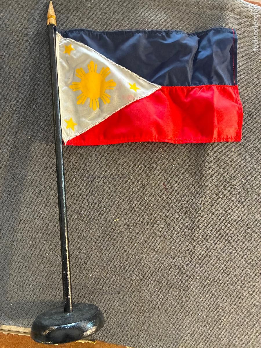 Militaria: Antigua bandera banderin de mesa de Filipinas 21 x 13 alto 35 mastil de madera