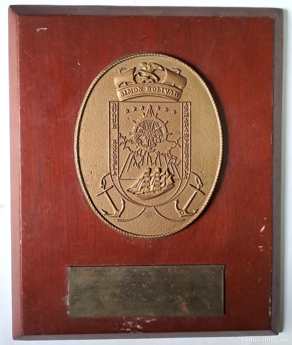 Militaria: METOPA DE METAL SOBRE BASE DE MADERA, DE LA MARINA VENEZOLANA, 1&ordf; VISITA AL PUERTO DE CADIZ. MET-342