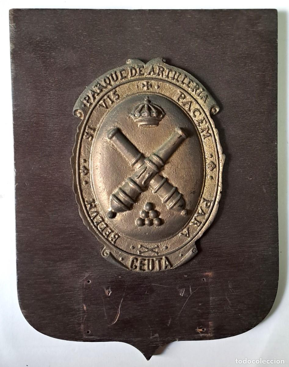 Militaria: METOPA DE METAL SOBRE BASE DE MADERA, PARQUE DE ARTILLERIA DE CEUTA. MET-343