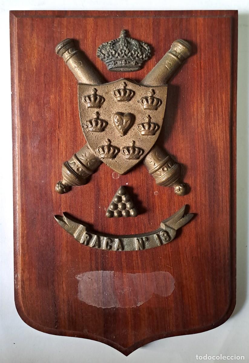 Militaria: METOPA DE METAL SOBRE BASE DE MADERA, RACA N&ordm;18. MET-345