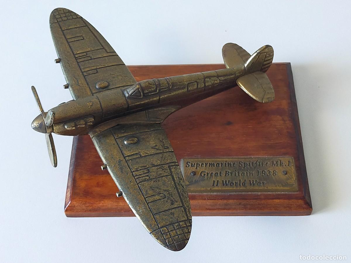 Militaria: DENIX CLASSIC - Avi&oacute;n SUPERMARINE SPITFIRE Mk.1 con peana de madera - II Guerra Mundial