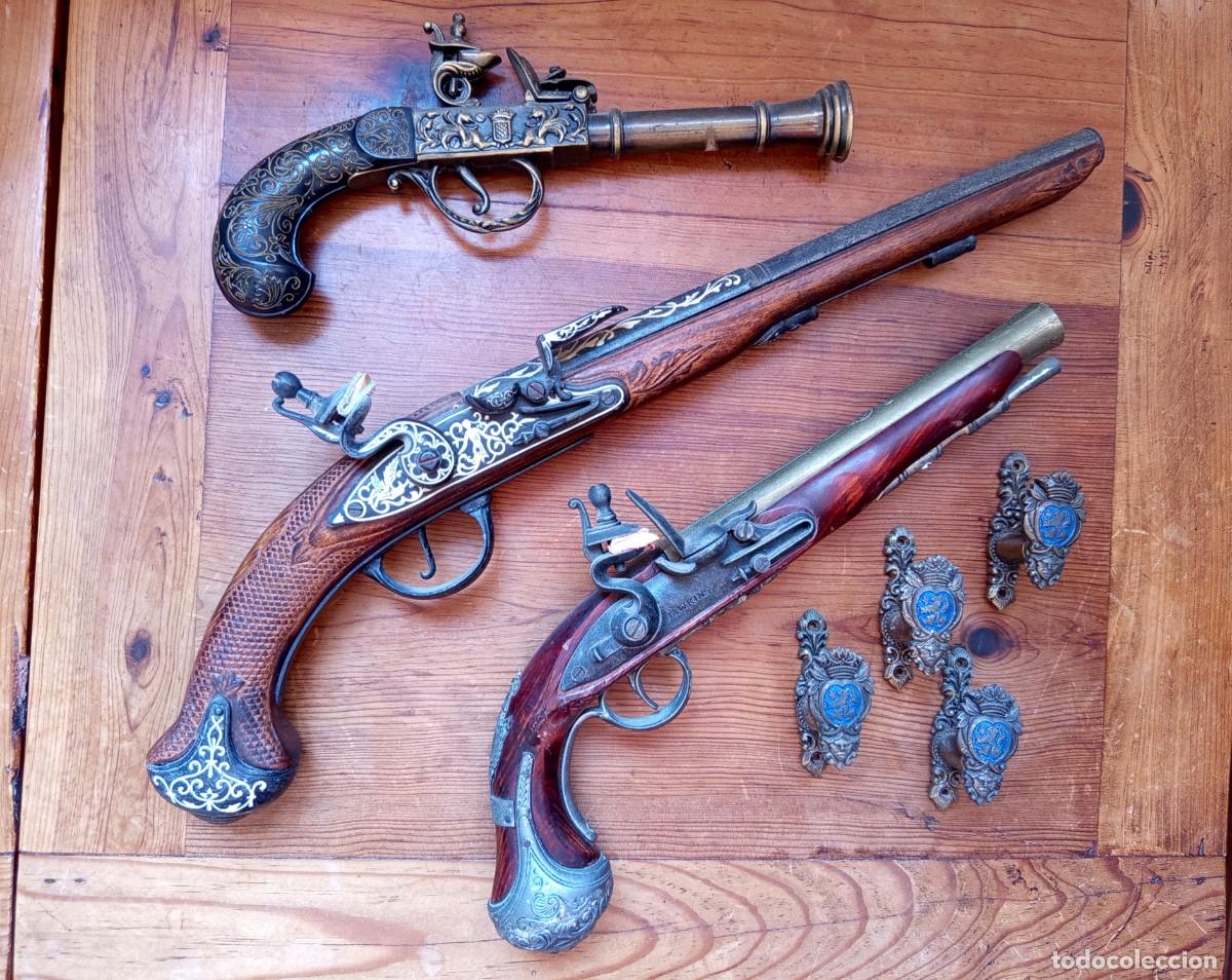 Militaria: Lote 3 pistolas de chispa antiguas Denix (r&eacute;plicas) + 4 soportes