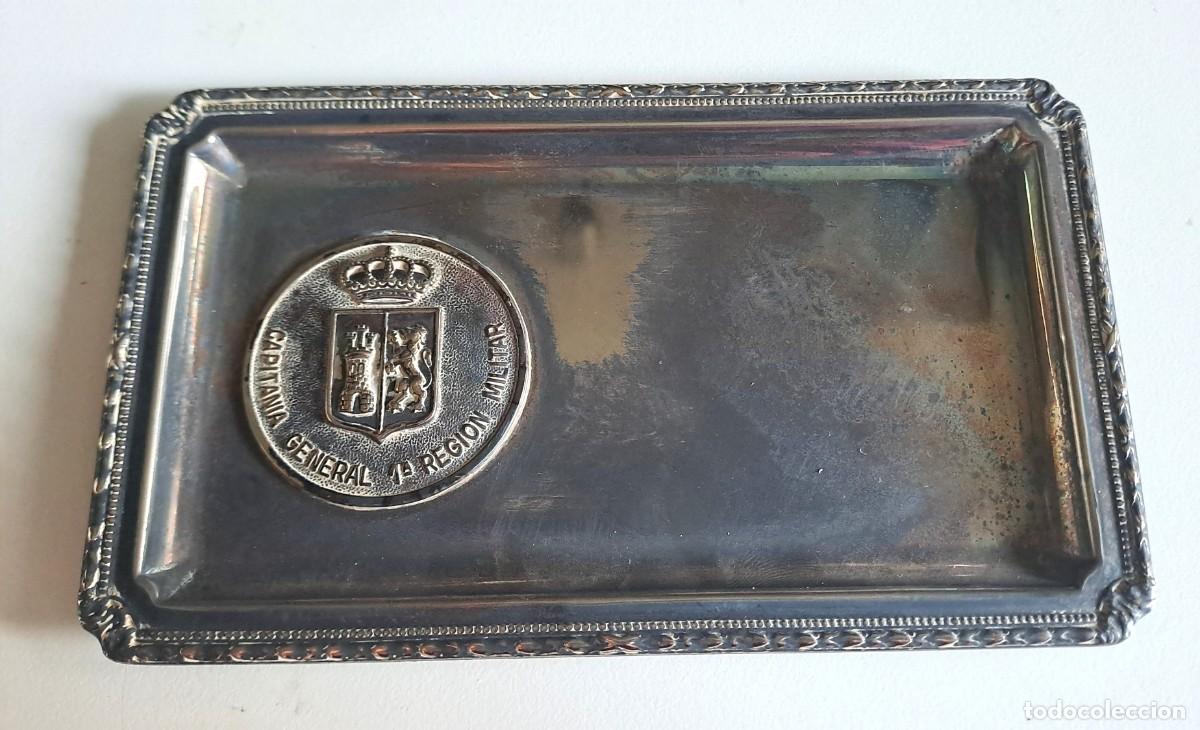 Militaria: PEQUE&Ntilde;A BANDEJA DE METAL PLATEADO ESCUDO CAPITANIA GENERAL 1&ordf; REGION MILITAR (11 x 6,5 cm)