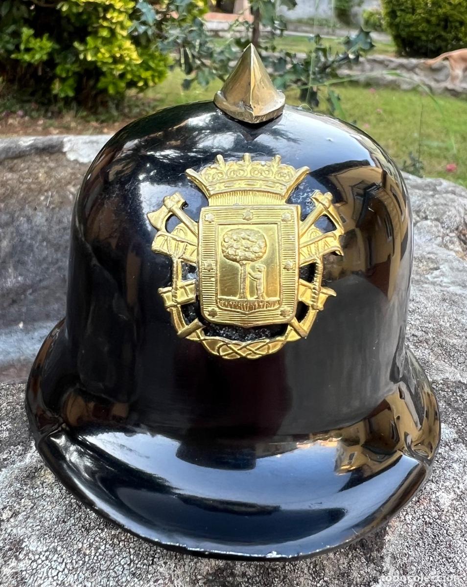 Militaria: Miniatura casco de bombero del Ayuntamiento de Madrid