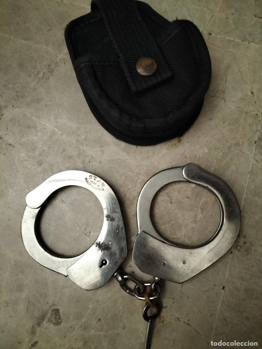 Militaria: grilletes,esposas antiguas de la policia nacional marca espa&ntilde;ola STAR con funda. buen estado