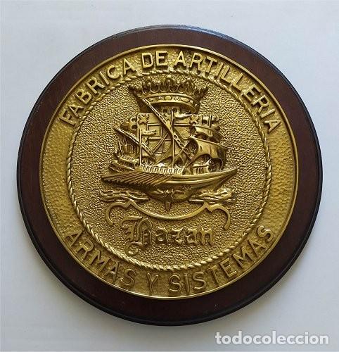 Militaria: Gran metopa de la F&aacute;brica de Artiller&iacute;a Baz&aacute;n. Armas y Sistemas. Di&aacute;metro 25 cm. Peso 2 kg. Bronce