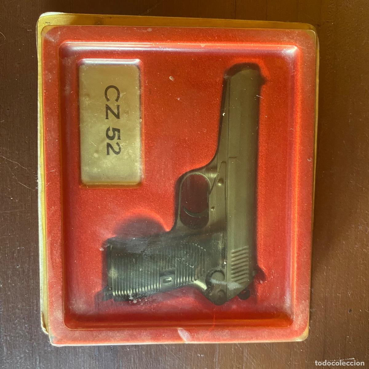 Militaria: Miniatura CZ 52 escala 1:2,5 &ndash; Colecci&oacute;n Pistolas y Rev&oacute;lveres