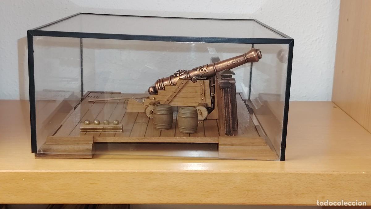 Militaria: Maqueta ca&ntilde;&oacute;n naval siglo XVIII con vitrina