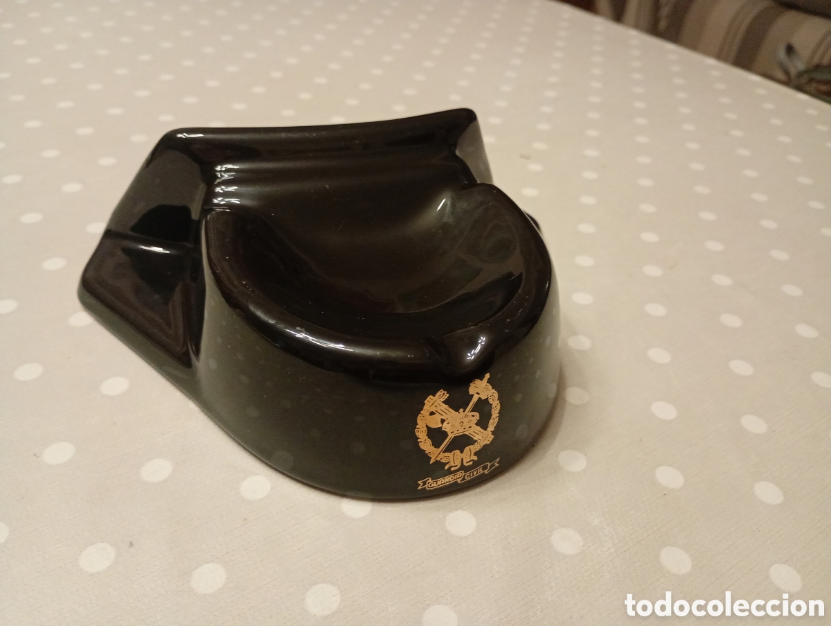 Militaria: CENICERO DE CER&Aacute;MICA. TRICORNIO CL&Aacute;SICO DE LA GUARDIA CIVIL. 17x14CM