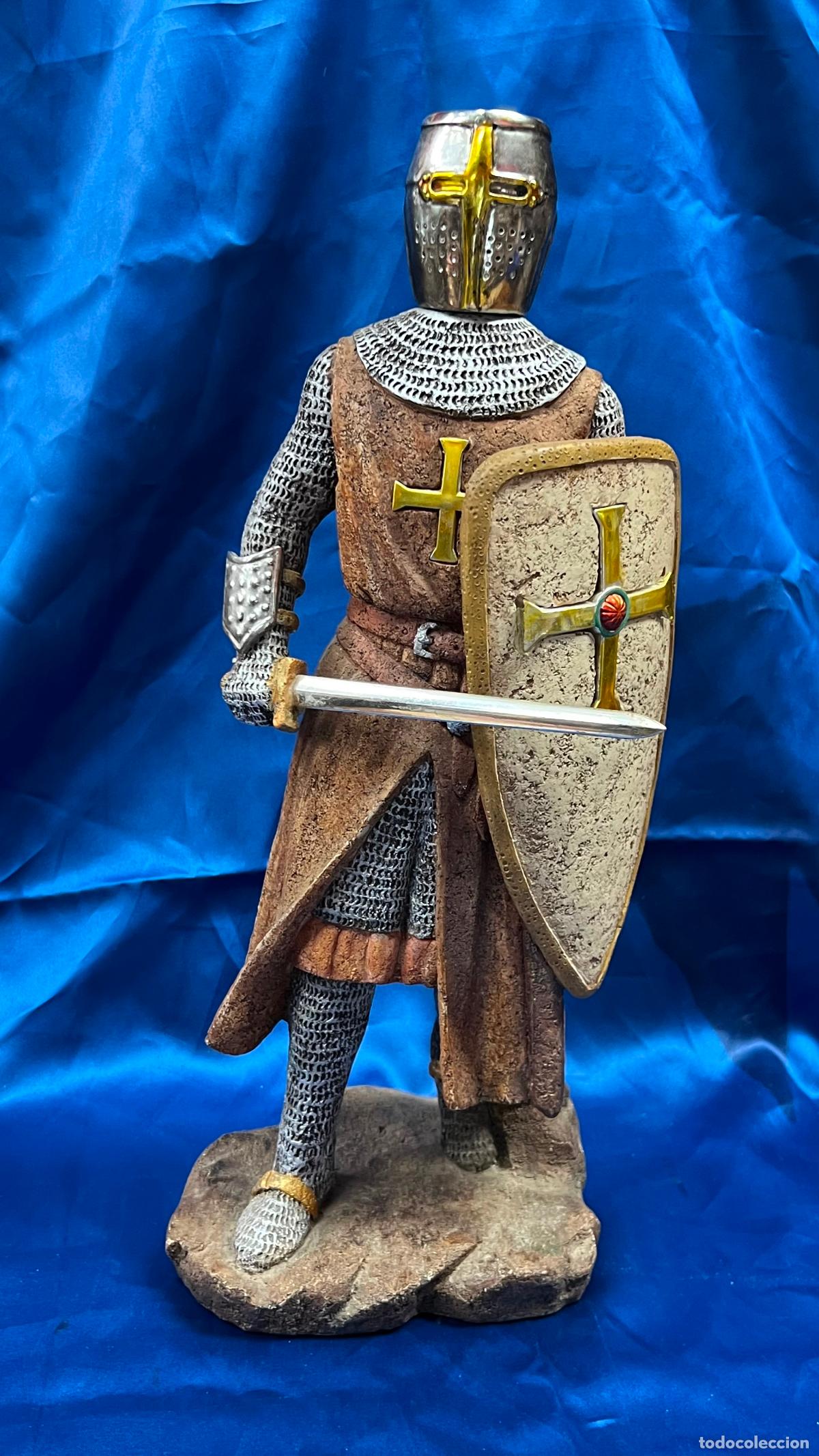 Militaria: Caballero templario de 43 cm en resina o similar de alta calidad.