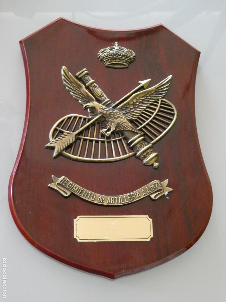 Militaria: METOPA MILITAR. REGIMIENTO DE ARTILLER&Iacute;A AA 71. 28X20CM. 900GR