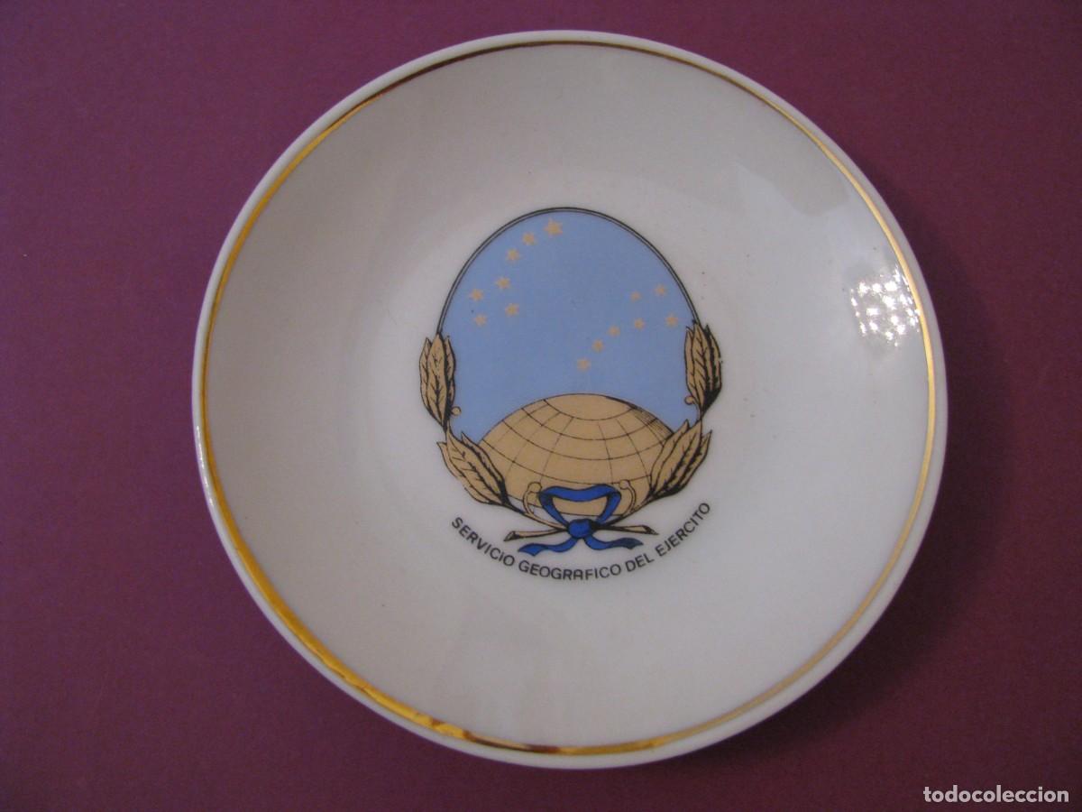 Militaria: PLATO, CENICERO. SERVICIO GEOGRAFICO DEL EJERCITO. CERAMICAS MARIBEL, CARTAGENA. 10 CM