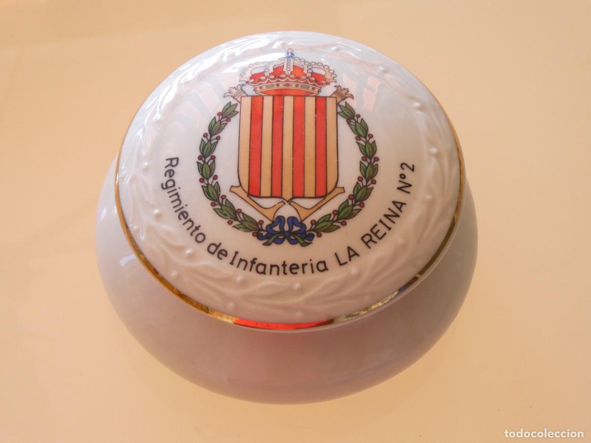 Militaria: CAJA JOYERO MILITAR CER&Aacute;MICA. REGIMIENTO INFANTER&Iacute;A LA REINA N&ordm; 2. 12CM. 320GR