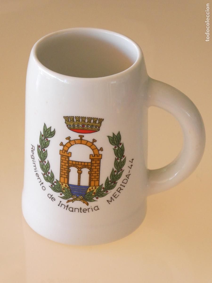 Militaria: JARRA CER&Aacute;MICA MILITAR. REGIMIENTO DE INFANTER&Iacute;A M&Eacute;RIDA 44. 13CM 570GR