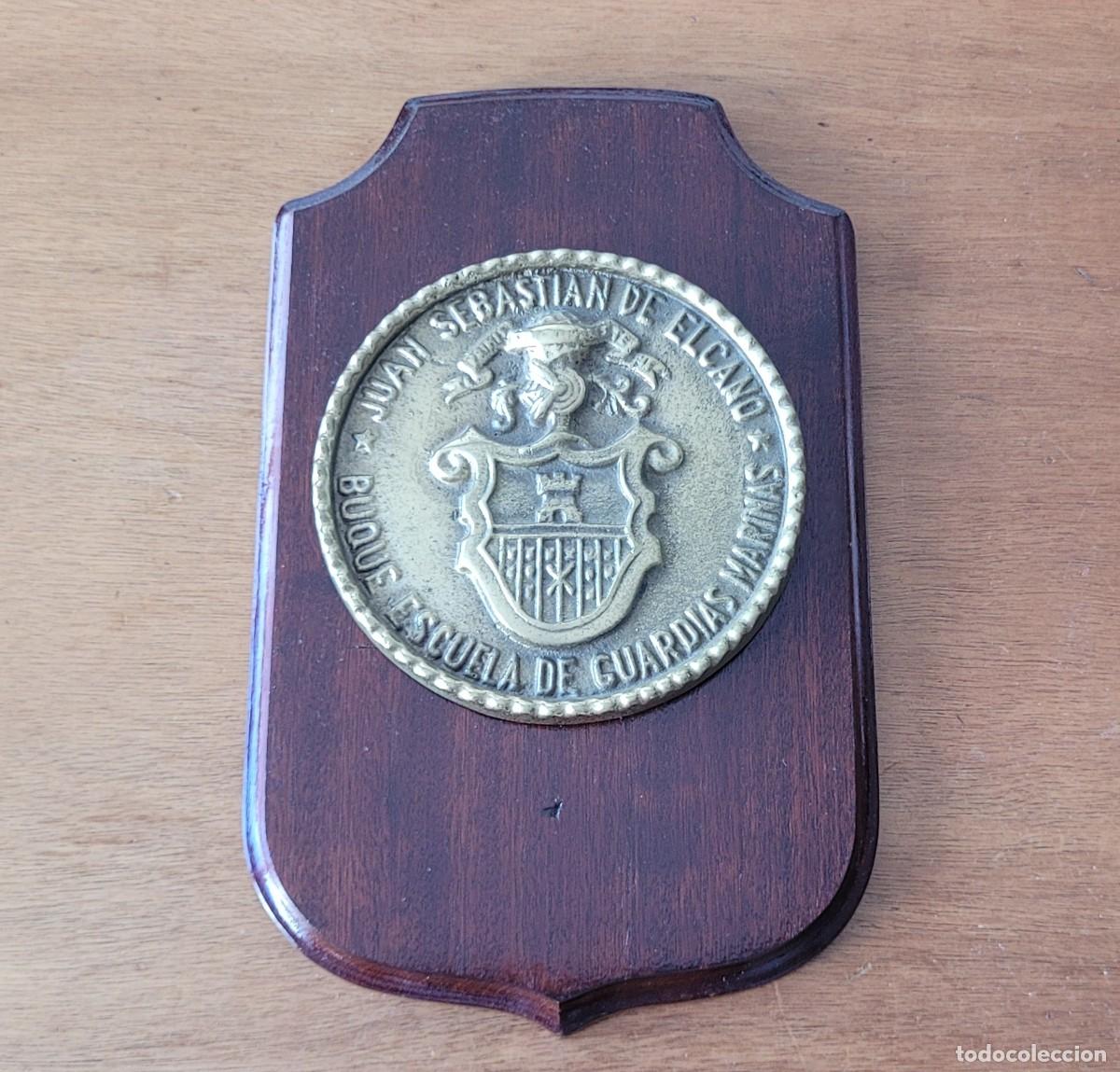 Militaria: METOPA DE BRONCE SOBRE MADERA DEL BUQUE ESCUELA DE GUARDIAS MARINAS JUAN SEBASTI&Aacute;N DE ELCANO