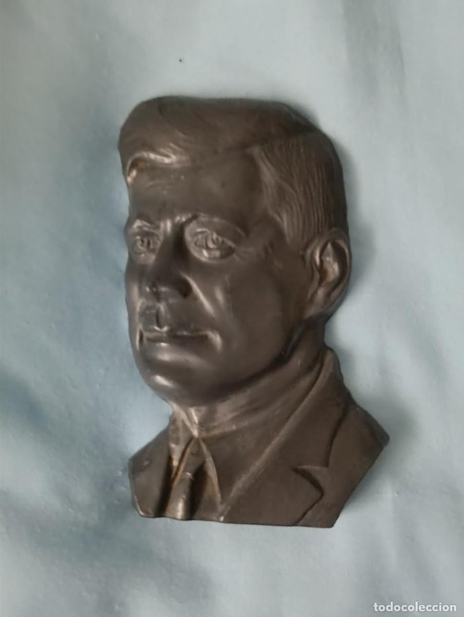 Militaria: Cara en metal de J.F.K.