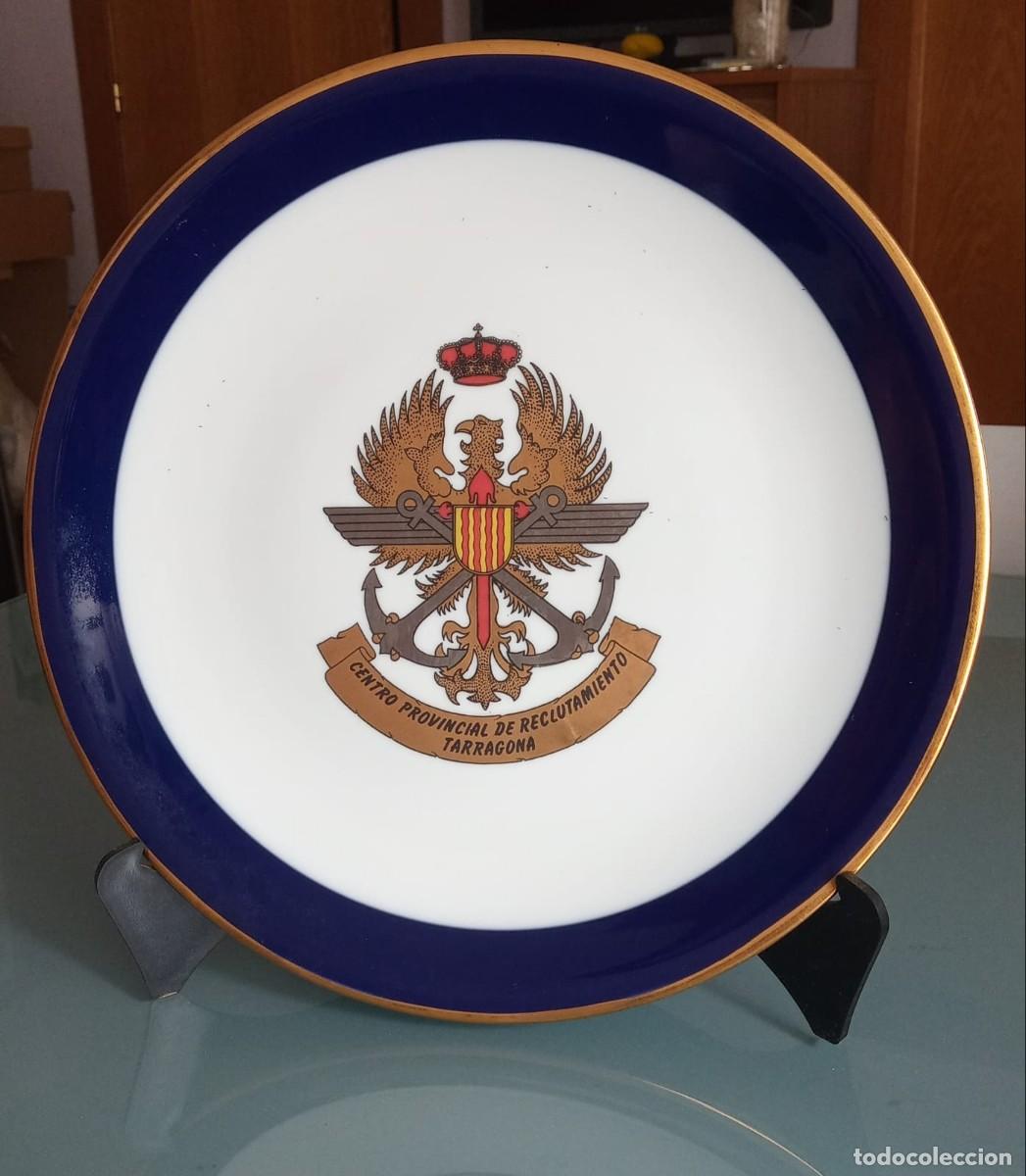 Militaria: PLATO PORCELANA-CONMEMORATIVO MILITAR-CENTRO PROVINCIAL RECLUTAMIENTO TARRAGONA -ESCUDO/CANTO DORADO